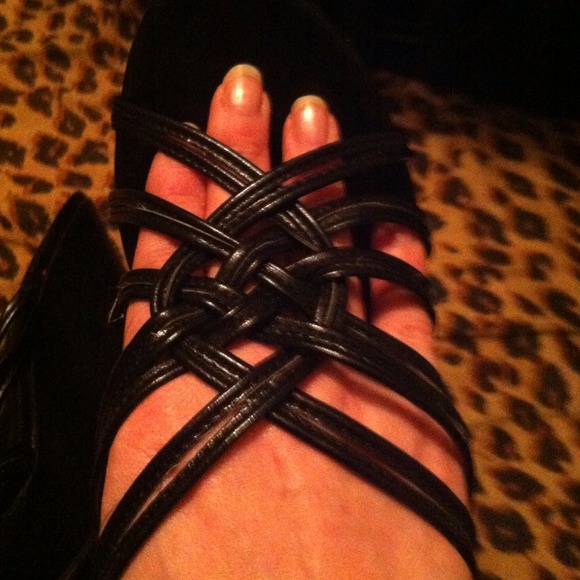 Black wedges