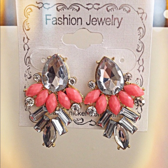 Jewelry - ❗️🚫SOLD IN BUNDLE❗️Coral Jewel-Toned Earrings