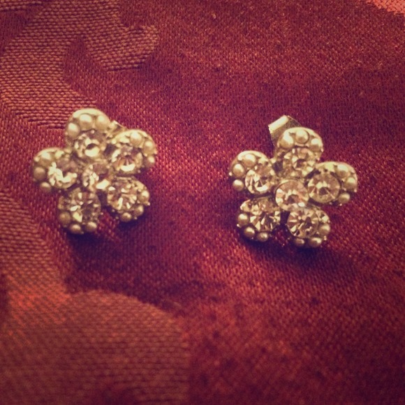 Flower stud earrings