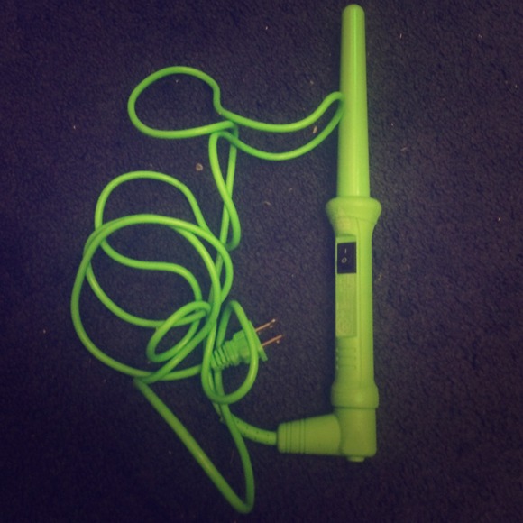 A 1.5 inch clipless hair curler