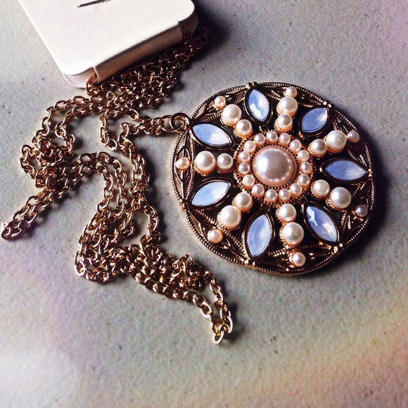 ❗️🚫SOLD IN BUNDLE❗️Ornate Medallion Necklace - Picture 2 of 3