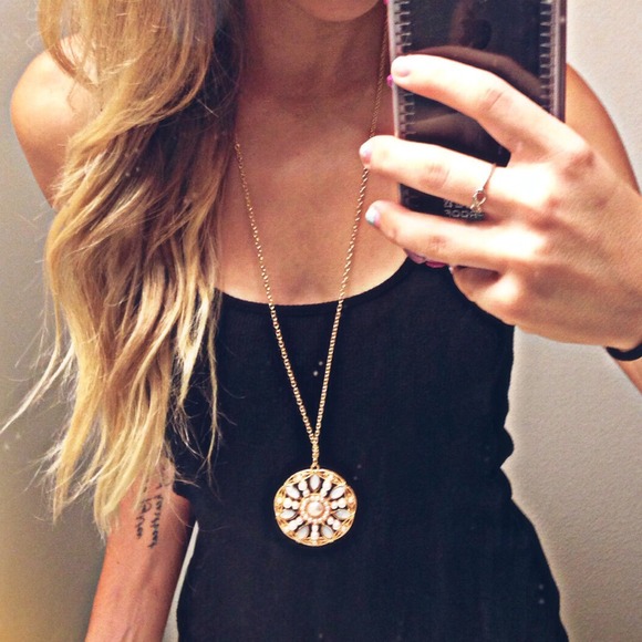 ❗️🚫SOLD IN BUNDLE❗️Ornate Medallion Necklace - Picture 3 of 3