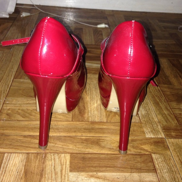 Red heels - Picture 2 of 3