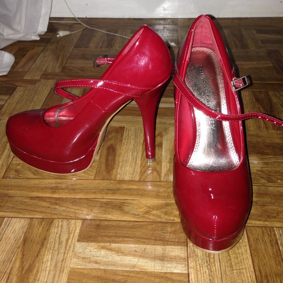 Red heels - Picture 3 of 3