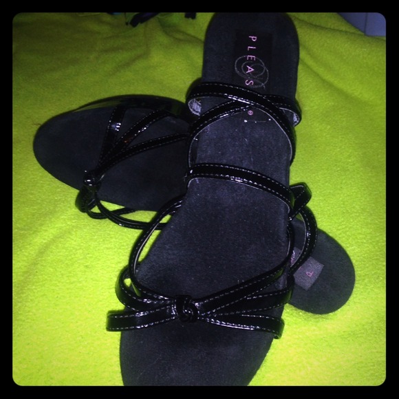 ️️⚠️SOLD⚠️Patent black letter sandal heels