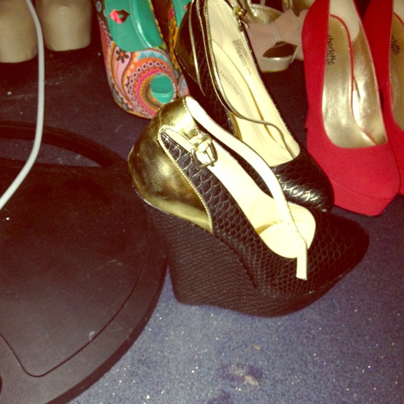 Black & Gold Wedge