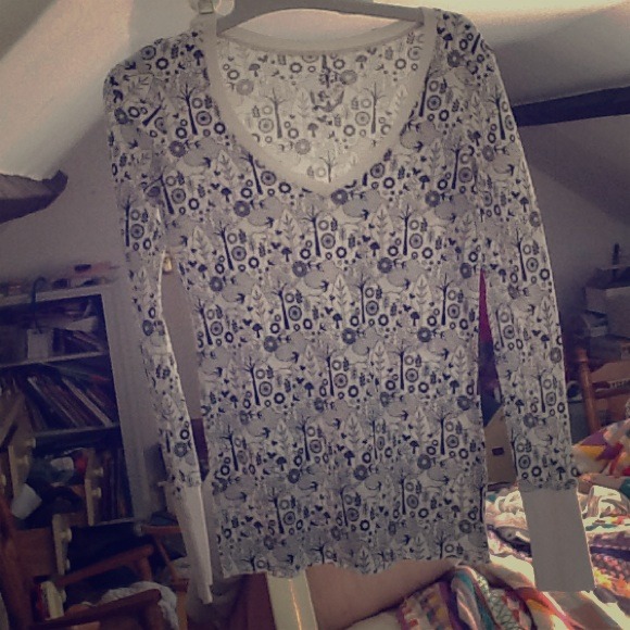 Delias Black & White Top w/ beautiful pattern