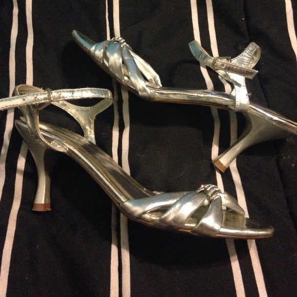 Silver heels - Picture 2 of 2