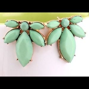 JUST ARRIVED! NWOT Grn/Gld Leaf Flower Earrings🌟