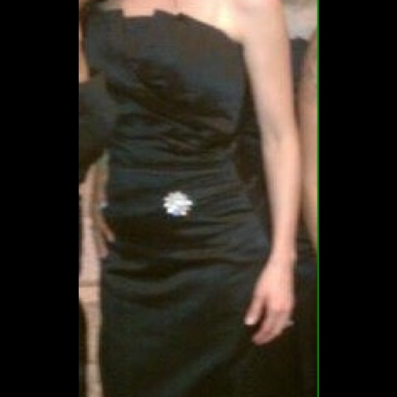 Long satin like black gown - Picture 3 of 8