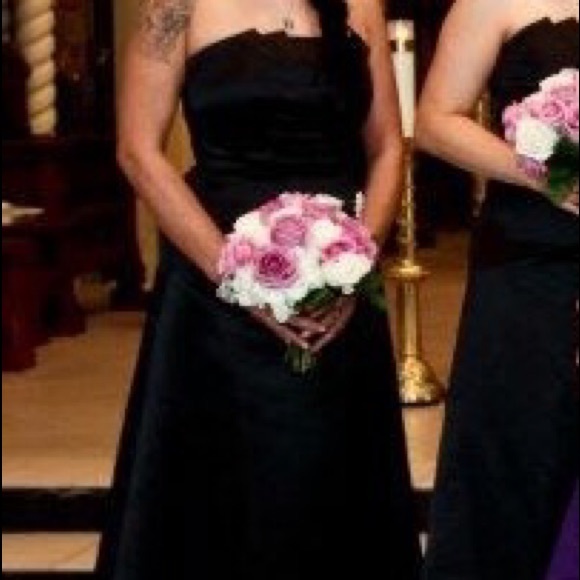 Long satin like black gown - Picture 4 of 8