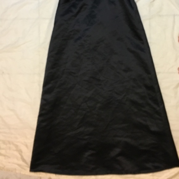 Long satin like black gown - Picture 5 of 8
