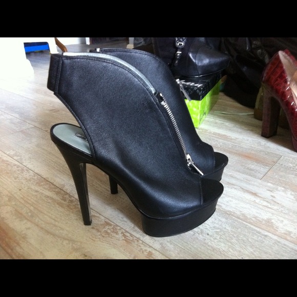 New H by Halston platform peep toe booties size 10