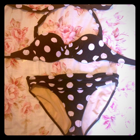 Black polka dot bathing suit 👙!!
