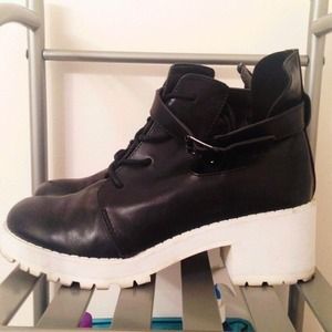 Blonde&Blonde Mason Cut Out Boots