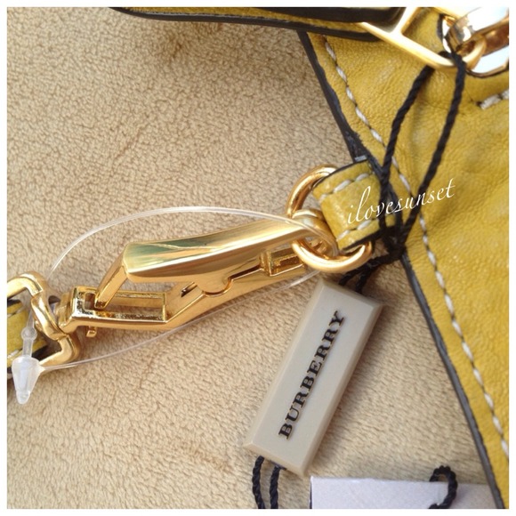 Extra Pics Burberry Wristlet - Picture 4 of 4