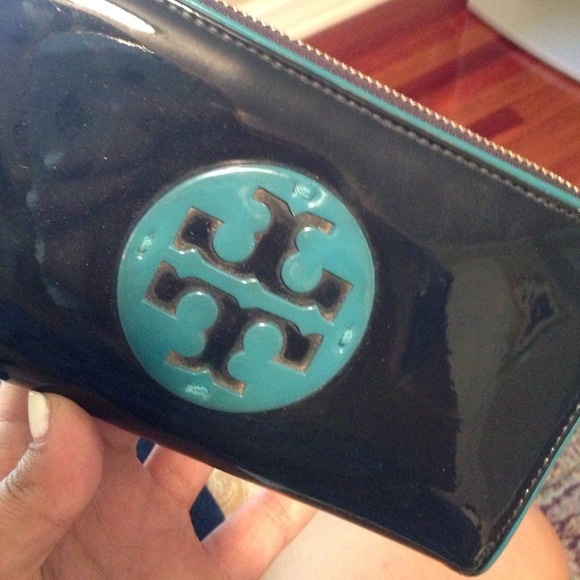 Tory burch wallet!!