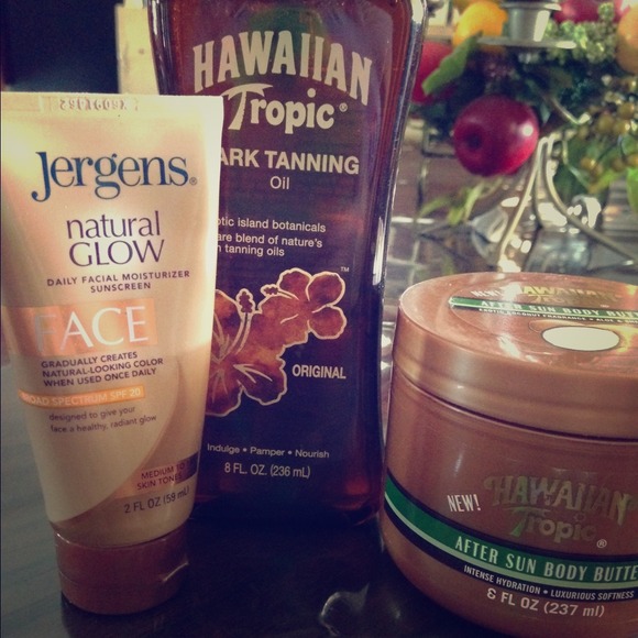 BUNDLE!!!🎀. Hawaiian tropics lotion & Jergens😍
