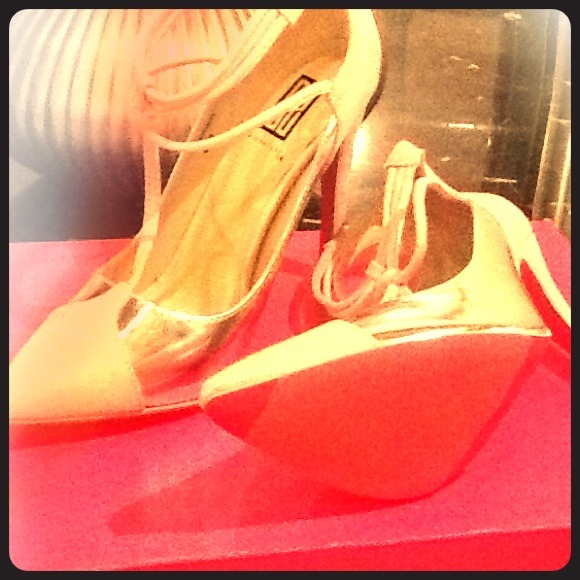 Never worn. Size 6 pink classic shoes
