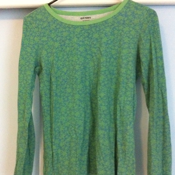 Green patterned long-sleeved top