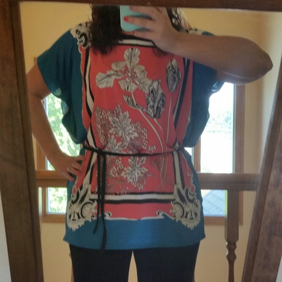 SOLD-CLEARANCE-Gorgeous Batwing Tunic - Picture 2 of 4