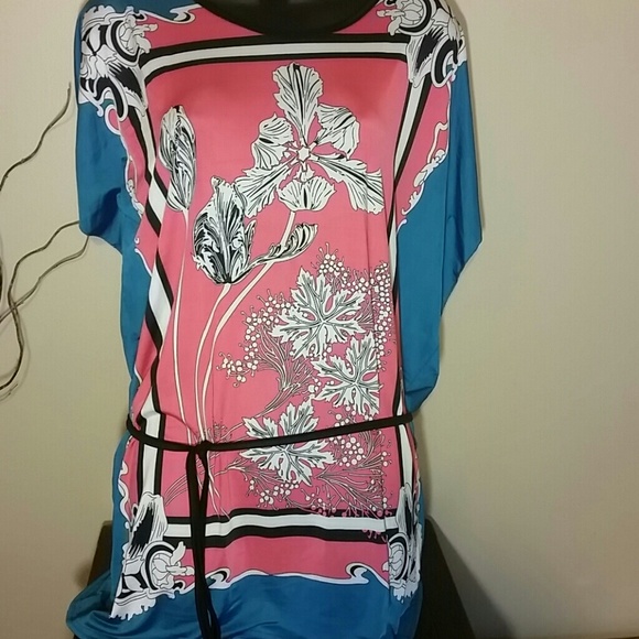 SOLD-CLEARANCE-Gorgeous Batwing Tunic - Picture 3 of 4