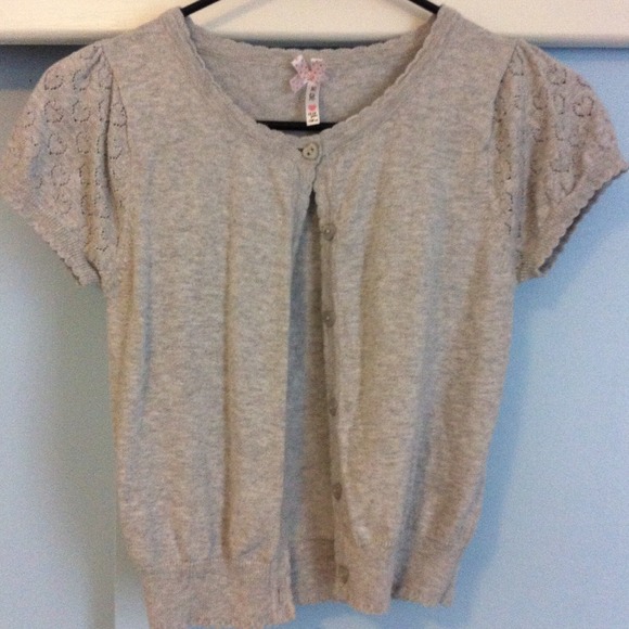 Short-sleeved grey cardigan