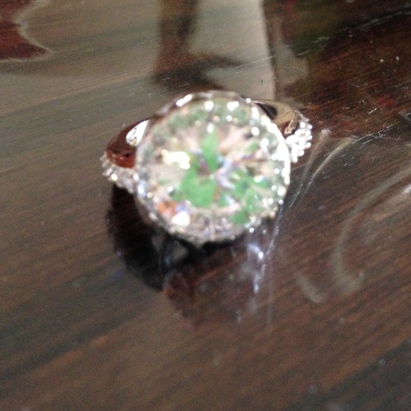 Diamond ring - Picture 2 of 2
