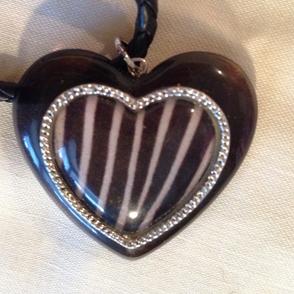 Halle Joy glass heart necklace. - Picture 1 of 4