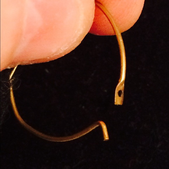 🎉HP 3/21 Woman of Style🔻VINTAGE GLASS BEAD HOOPS - Picture 2 of 3