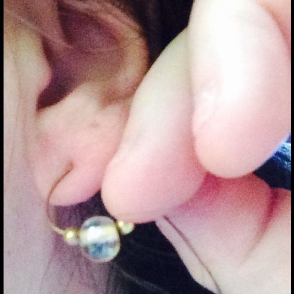 🎉HP 3/21 Woman of Style🔻VINTAGE GLASS BEAD HOOPS - Picture 3 of 3