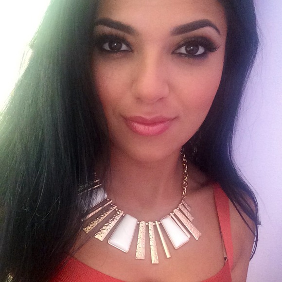 Gorgeous statement necklace gold & white - Picture 3 of 3
