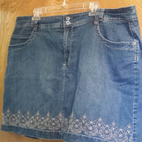 For @ h.      Jean skort with embroidery detail