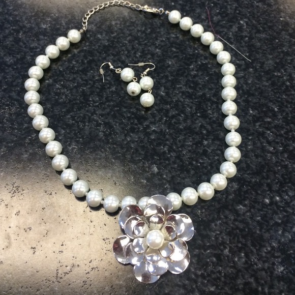 Fashion Pearl and Silver Necklace