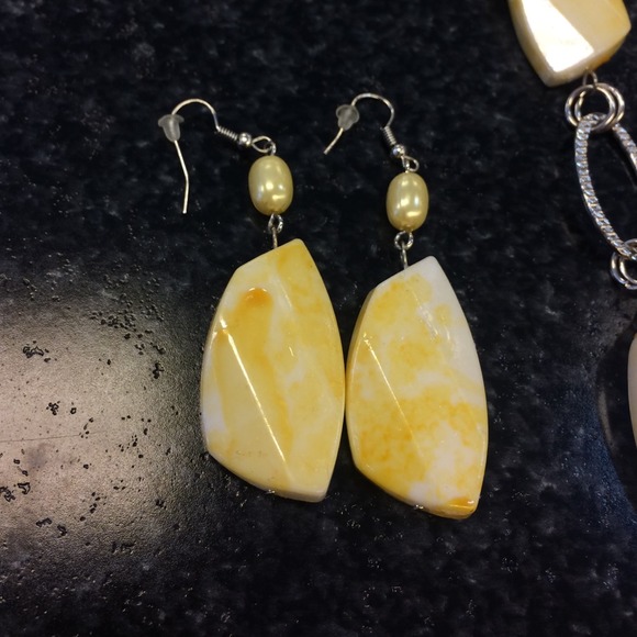 Yellow Stone Long Necklace - Picture 2 of 3