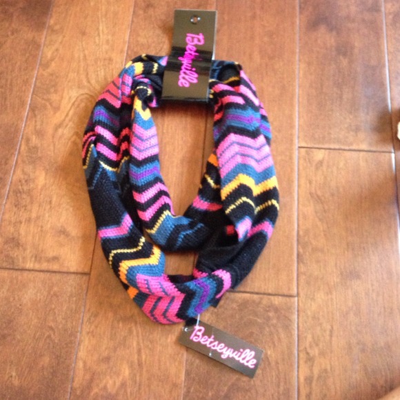 DISCOUNTED Betsyville BRAND NEW infinity scarf