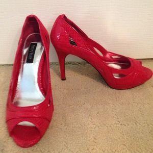 White House/Black Marker, Fuchsia pumps