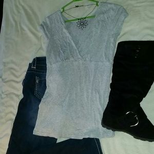 Basic gray layering v-neck top!