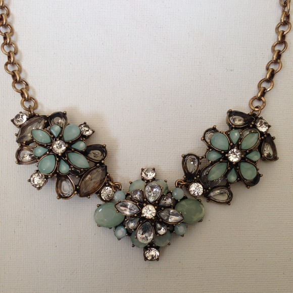 Mint crystals statement necklace - Picture 2 of 3