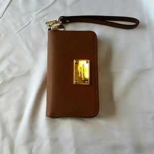 Michael kors wristlet