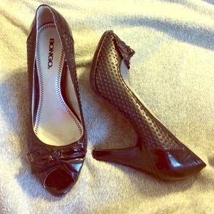 Black bongo pumps