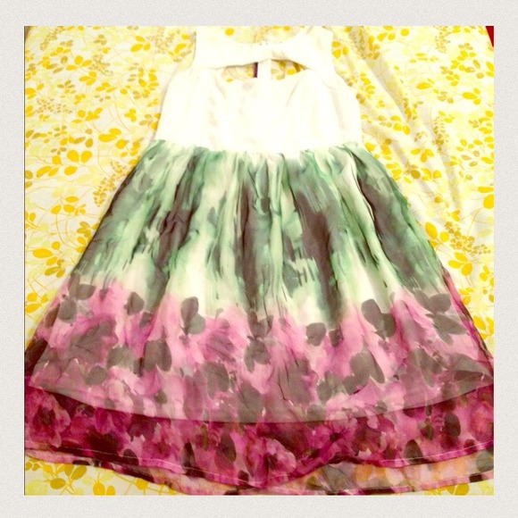 Flowery and Sexy Dress - Picture 2 of 3