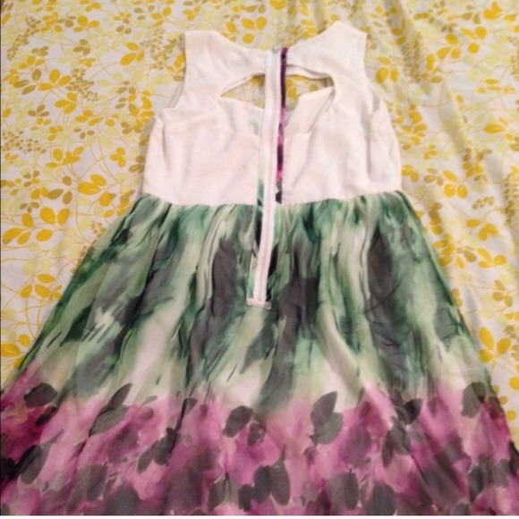 Flowery and Sexy Dress - Picture 3 of 3