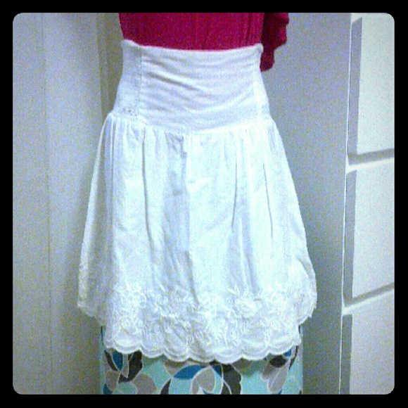 *sold locally*Girly white Guess brand skirt