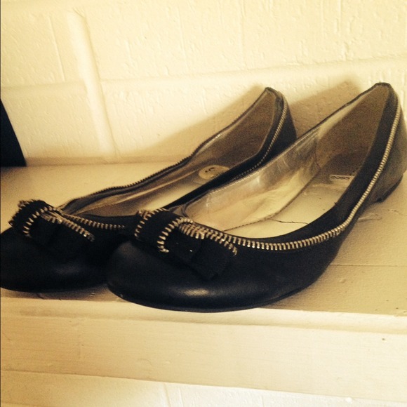 BCBG Black leather Flats with zipper effects