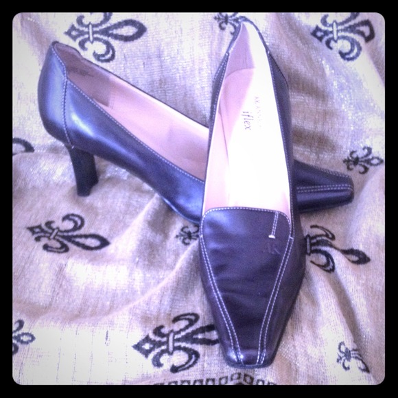 AK Anne Klein iflex Black Leather Pumps