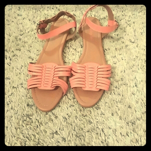Cute coral strappy sandals!