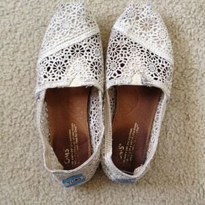 Toms beige lace shoes