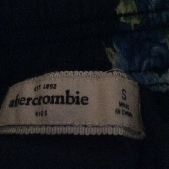 Amercrombie & Fitch navy floral skirt!💙🌺🌹 - Picture 2 of 2