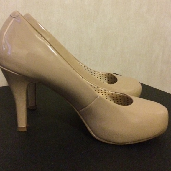 ****BUNDLE***Nude heels and black suede heels - Picture 1 of 4